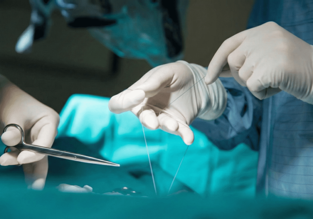 Consulta con el Dr. César Casado para valorar cirugía de orejas en Madrid y plan quirúrgico personalizado.