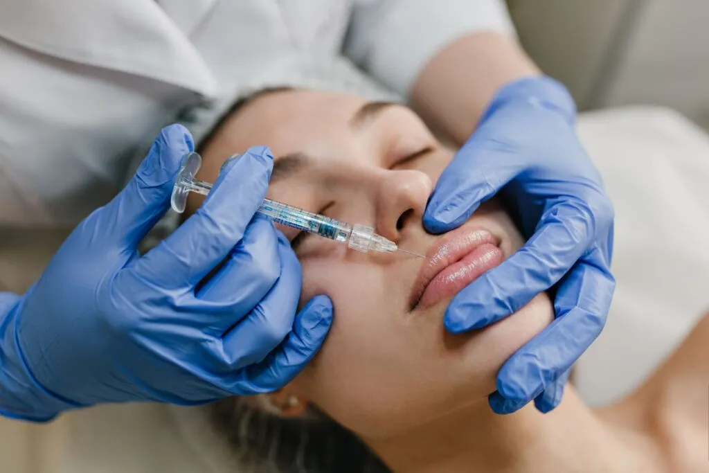 Valoración médica previa a un tratamiento de aumento de labios en clínica estética de Madrid