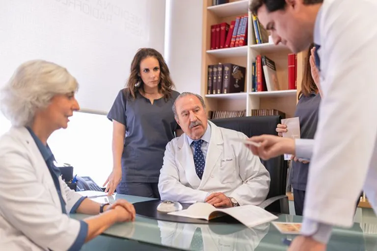 Consulta médica cirugía plástica valoración paciente equipo