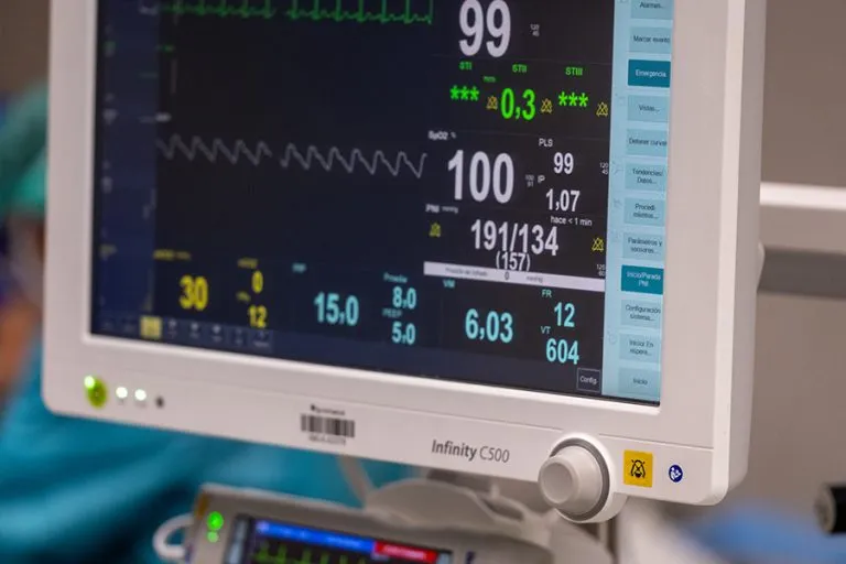 Centro quirúrgico moderno en Madrid para cirugía plástica y medicina estética, equipado con tecnología de vanguardia para garantizar la seguridad del paciente.