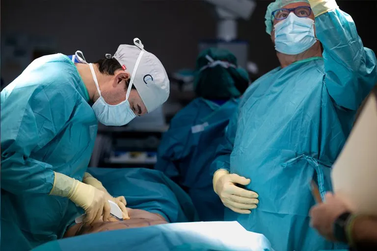 Consultorio moderno del Dr. César Casado en Madrid, especialista en cirugía plástica y medicina estética, con tecnología avanzada y ambiente confortable.