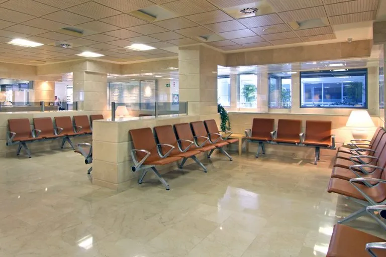 Sala de espera moderna y acogedora de la consulta privada del Dr. César Casado en Madrid, especializada en cirugía plástica y reparadora.