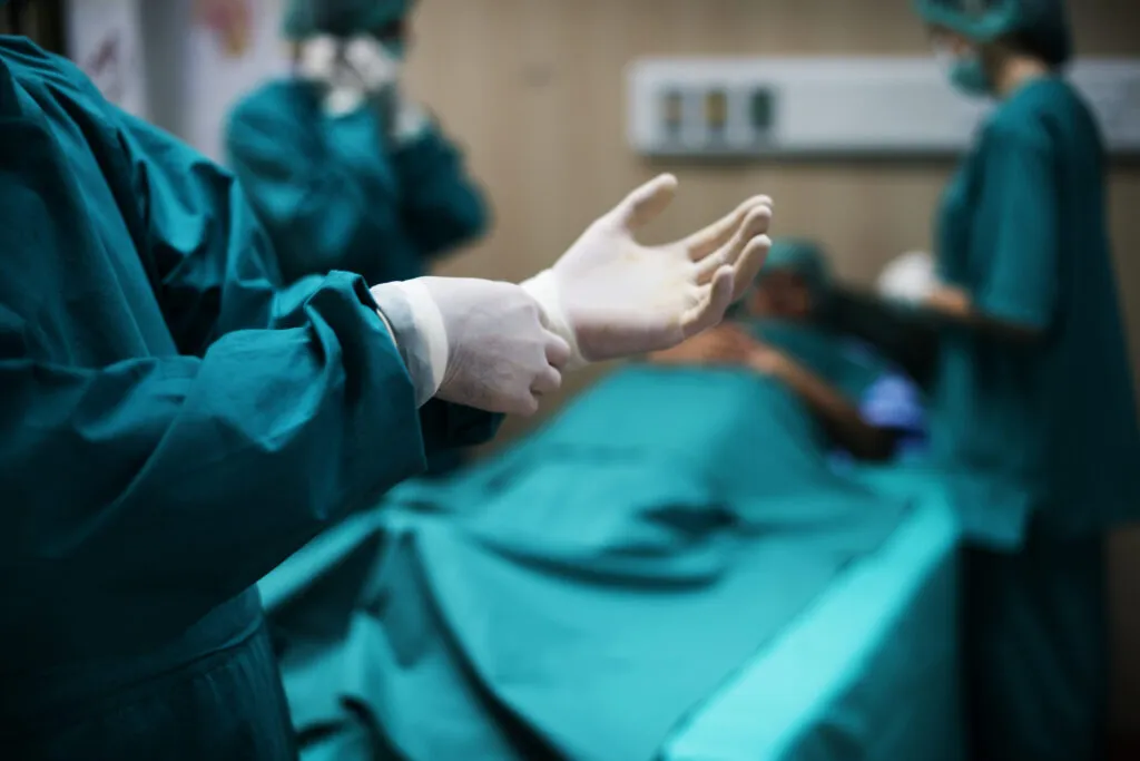 Consulta médica para valorar braquioplastia y plan quirúrgico personalizado para lifting de brazos.