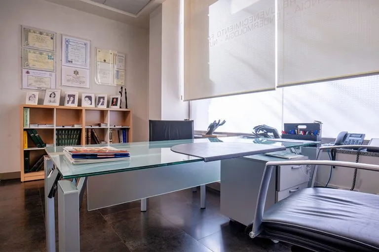 Instalaciones modernas de la clínica de cirugía estética y reparadora del Dr. César Casado en Madrid, con tecnología avanzada para tratamientos.