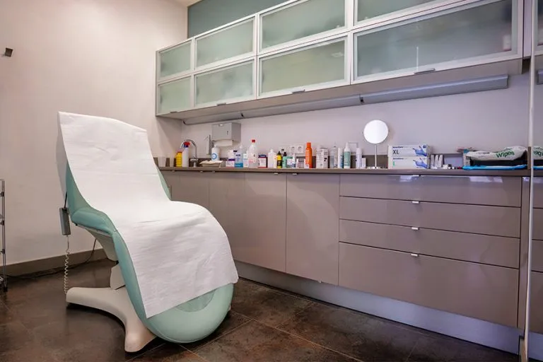 Instalaciones modernas y equipadas en clínica de cirugía estética y reparadora del Dr. César Casado en Madrid, con sillón médico y ambiente profesional.