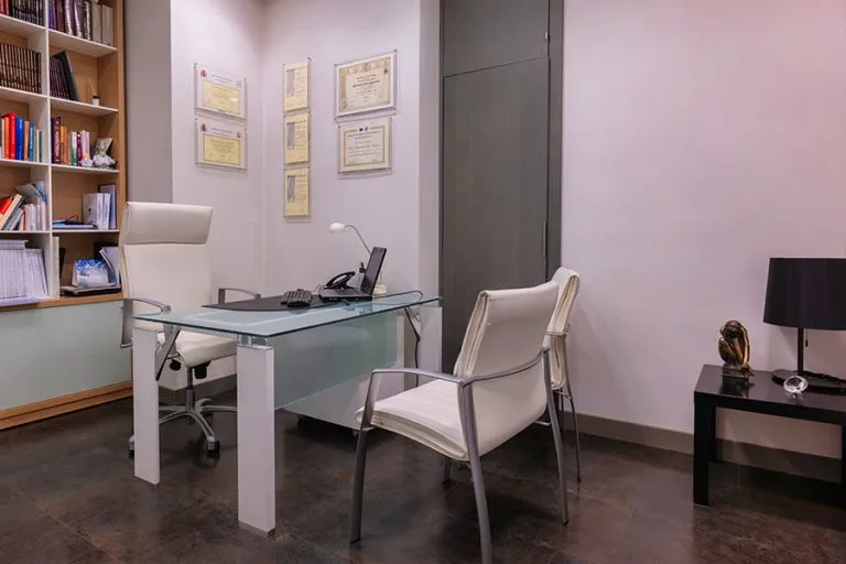 Moderna sala de espera en clínica de cirugía estética en Madrid, con sillones cómodos y ambiente relajante para pacientes.