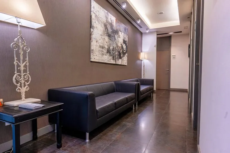 Instalaciones modernas y equipadas de la clínica de cirugía plástica Dr. César Casado en Madrid, con un diseño que prioriza el bienestar del paciente.