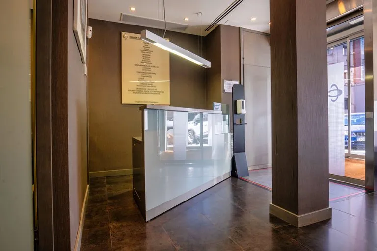 Interior moderno de una clínica de cirugía plástica y medicina estética en Madrid, mostrando un ambiente confortable y tecnología avanzada para tratamientos faciales y corporales.