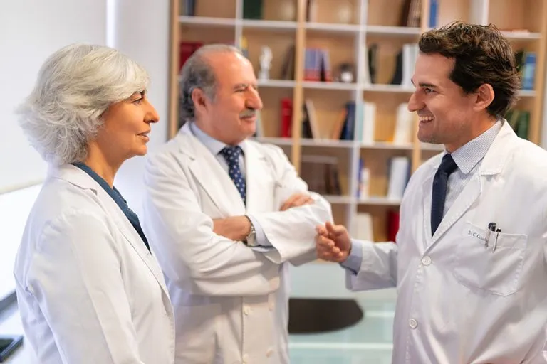 Dr. César Casado Sánchez, cirujano plástico, experto en medicina estética facial y corporal en Madrid, ofreciendo consultas personalizadas.