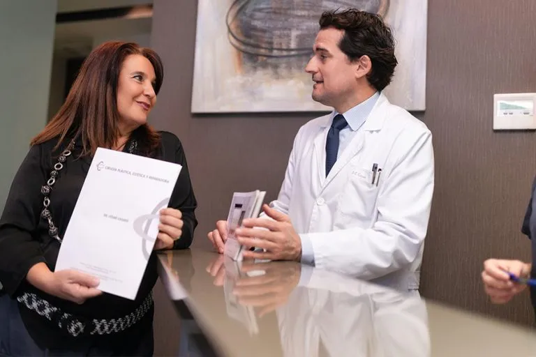 Dr. César Casado Sánchez, cirujano plástico experto en cirugía estética facial y corporal en Madrid, ofreciendo consultas personalizadas.