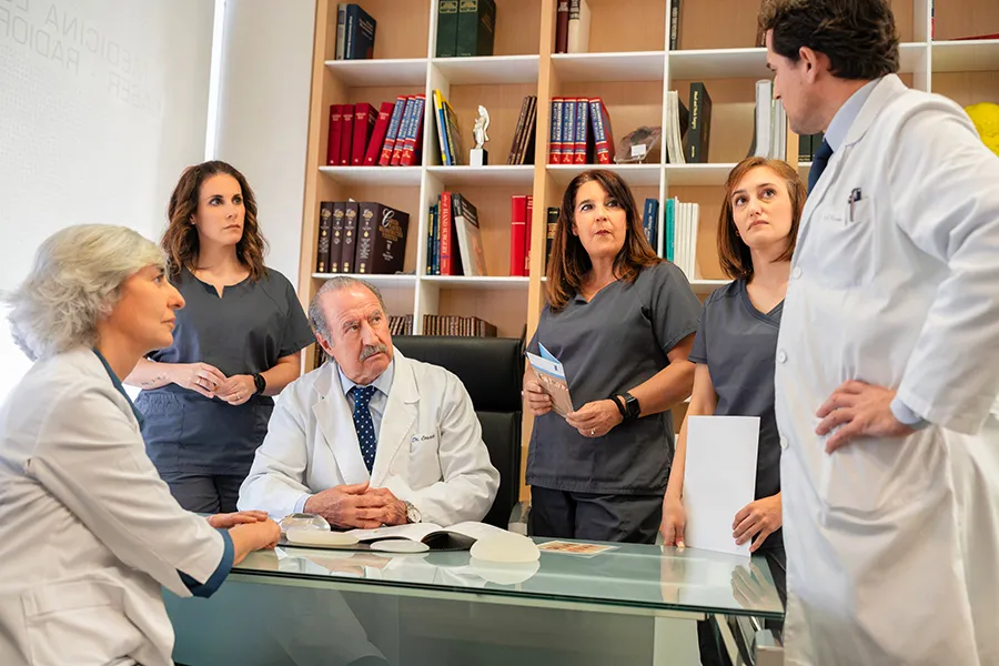 Dr. César Casado Sánchez, cirujano plástico experto en procedimientos estéticos faciales y corporales en Madrid.