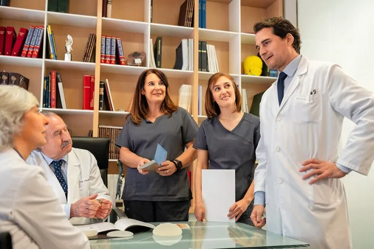 Dr. César Casado Sánchez, cirujano plástico experto en tratamientos faciales y corporales, atiende en su clínica con enfoque en resultados naturales y bienestar del paciente. Especialista en cirugía estética reconstructiva y medicina estética avanzada.