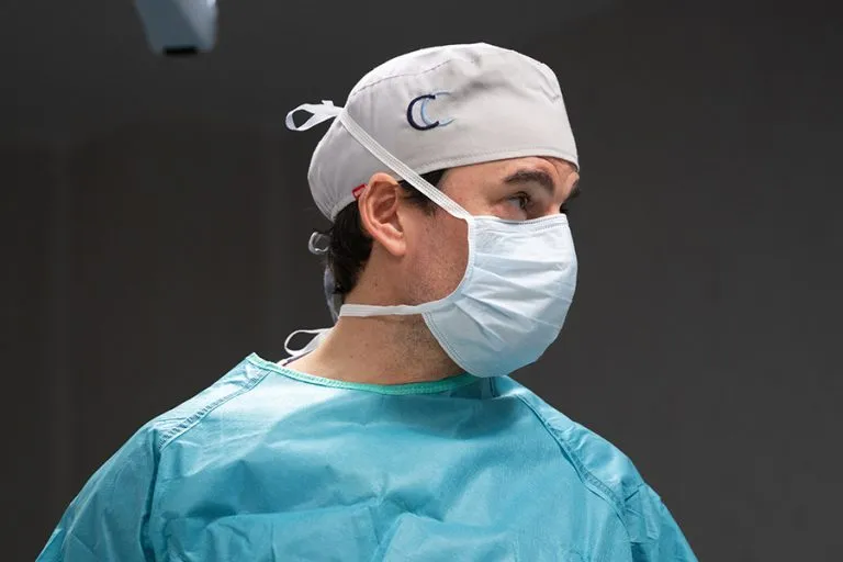 Dr. César Casado Sánchez, cirujano plástico experto en cirugía estética facial y corporal en Madrid, ofreciendo consultas personalizadas.