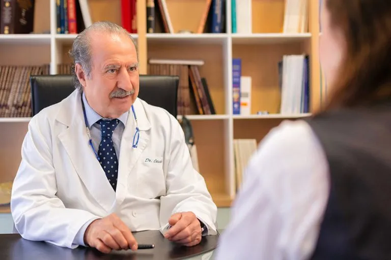 Dr. César Cassado Pérez, especialista en cirugía plástica y reconstructiva, miembro de sociedades científicas.