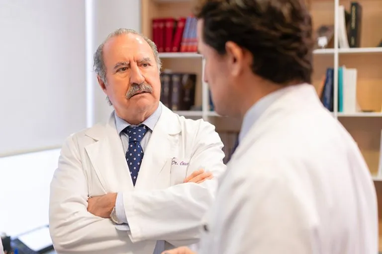 Dr. César Cassado Pérez, especialista en cirugía plástica y reconstructiva, miembro de destacadas sociedades científicas españolas e internacionales.