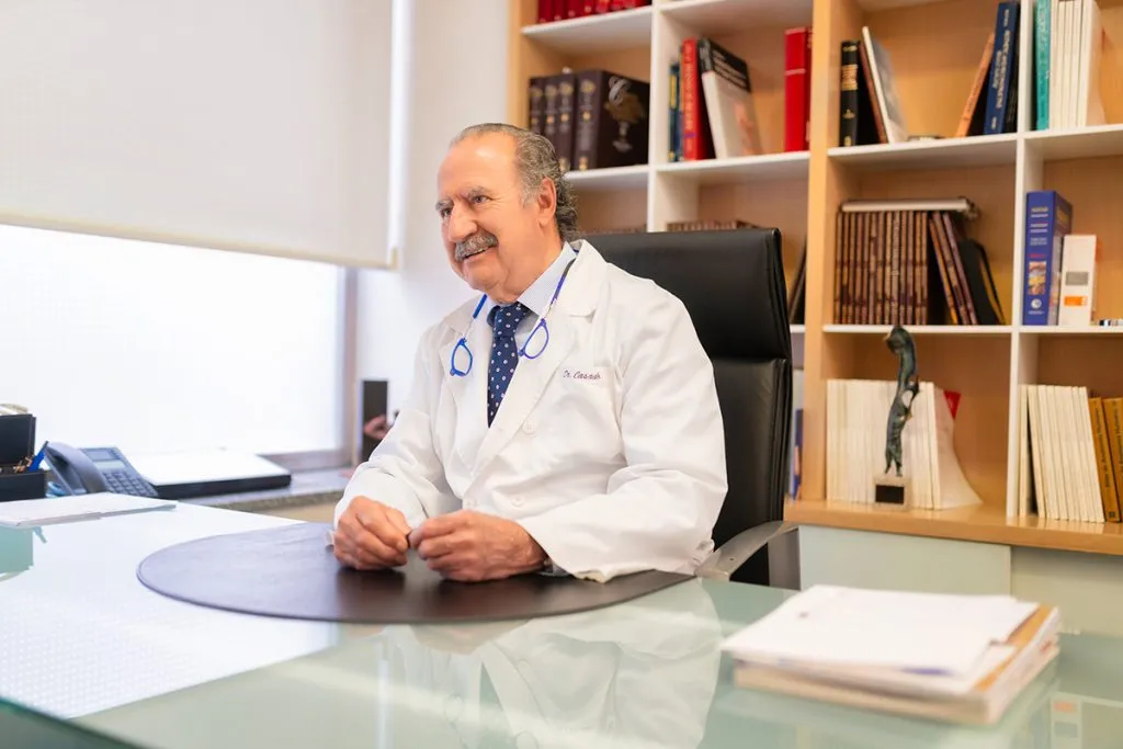 Dr César Casado cirujano plástico consulta despacho
