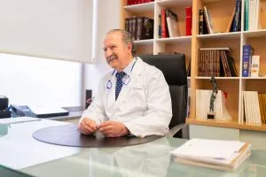 Dr César Casado cirujano plástico consulta despacho