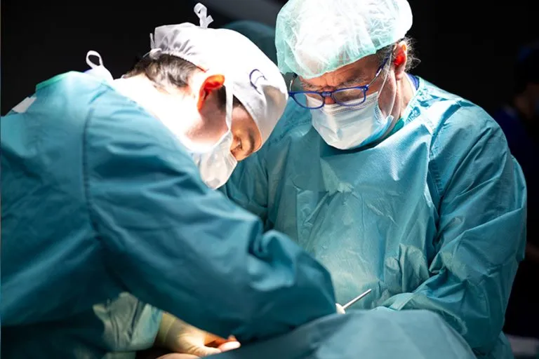 El Dr. Casado, con años de experiencia en cirugía plástica, estética y reparadora, es un referente internacional en la especialidad, garantizando excelencia.