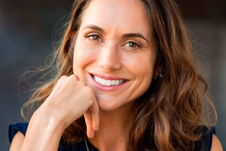 Resultado rejuvenecimiento facial mujer sonrisa natural
